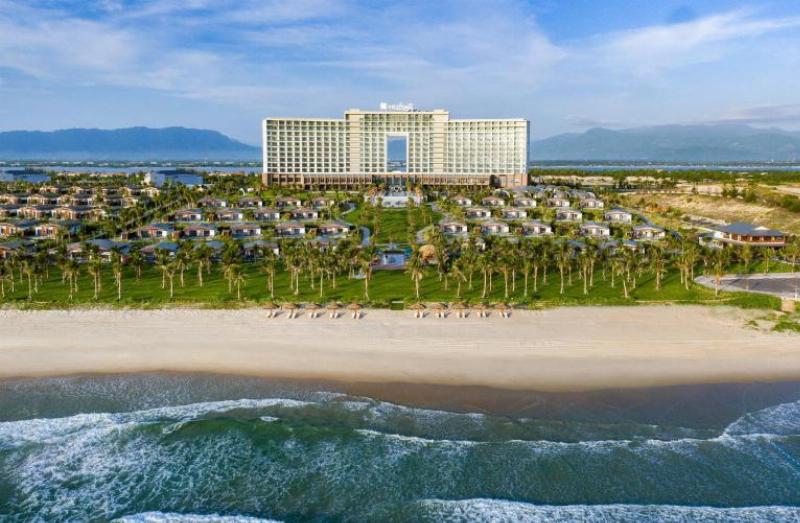Hình ảnh một khu nghỉ dưỡng (resort) với hồ bơi và view hướng biển gần Cửa Tùng.